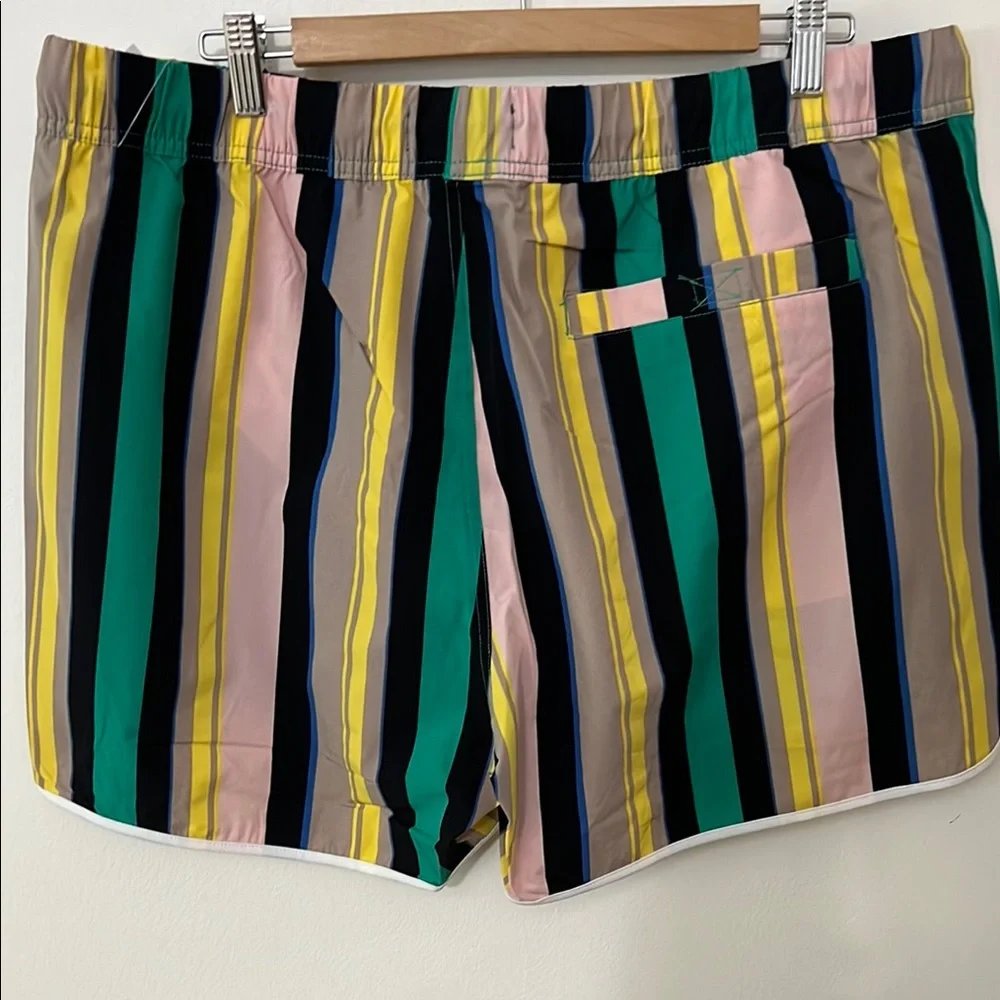 NWT Forever 21 Men’s 2XL Swim Trunks Jade, Tan Yellow Colorblock, Scalloped Hem